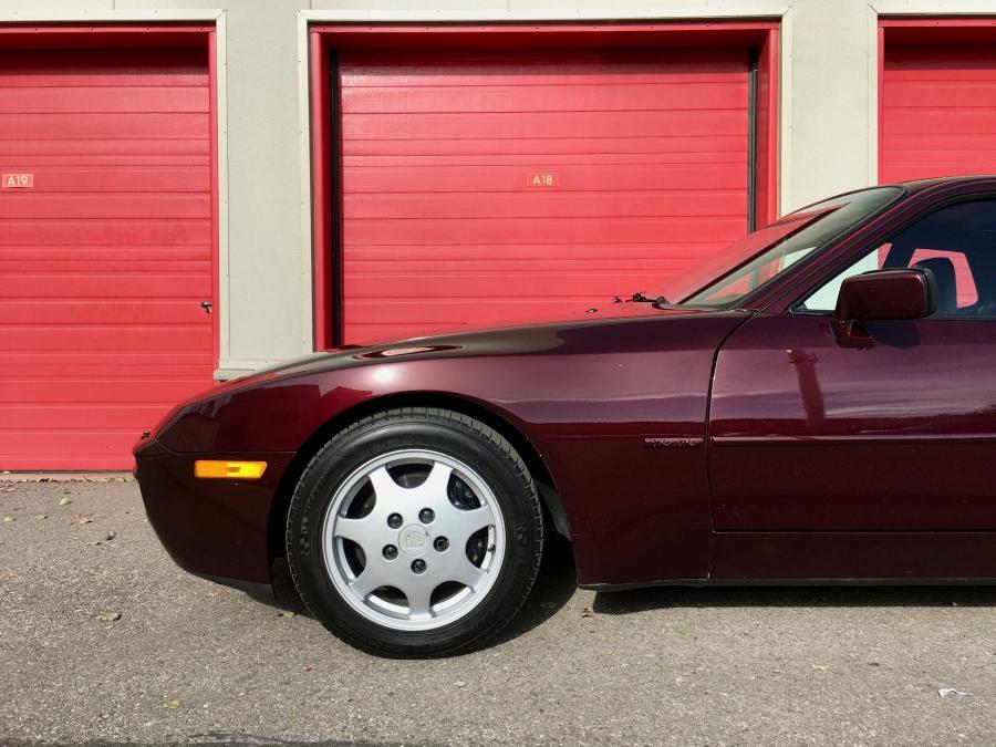 Детали экстерьера Porsche 944 S2 Red Pearl 1990 года  (фото 18 из 86)